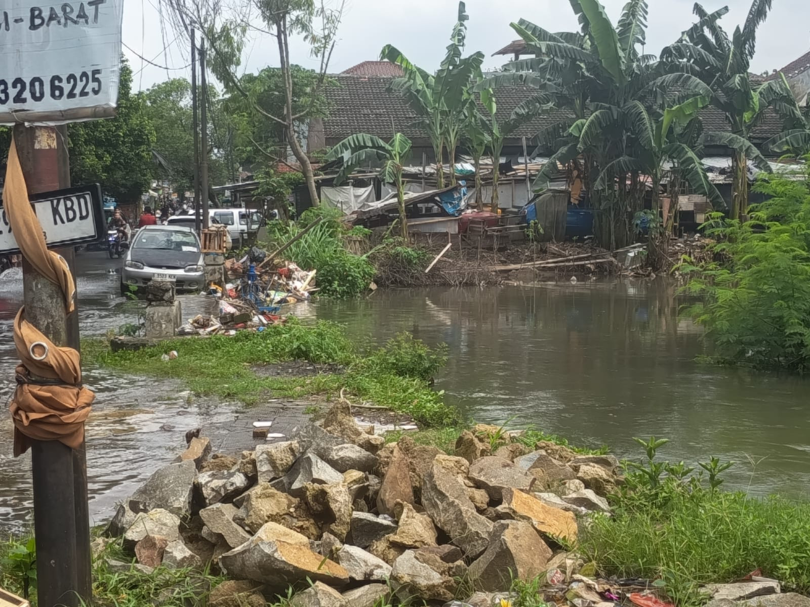 PEMANTAUAN DEBIT AIR DI JAKASAMPURNA: JALAN JATILUHUR RAYA TERPUTUS AKIBAT GENANGAN HINGGA 70 CM