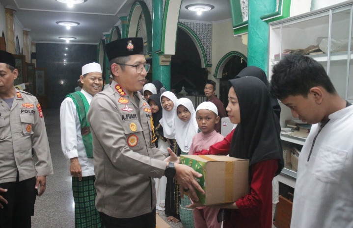 Kapolres Metro Jakarta Utara Pimpin Sholat Tarawih Keliling dan Beri Santunan di Masjid Ar Rahman