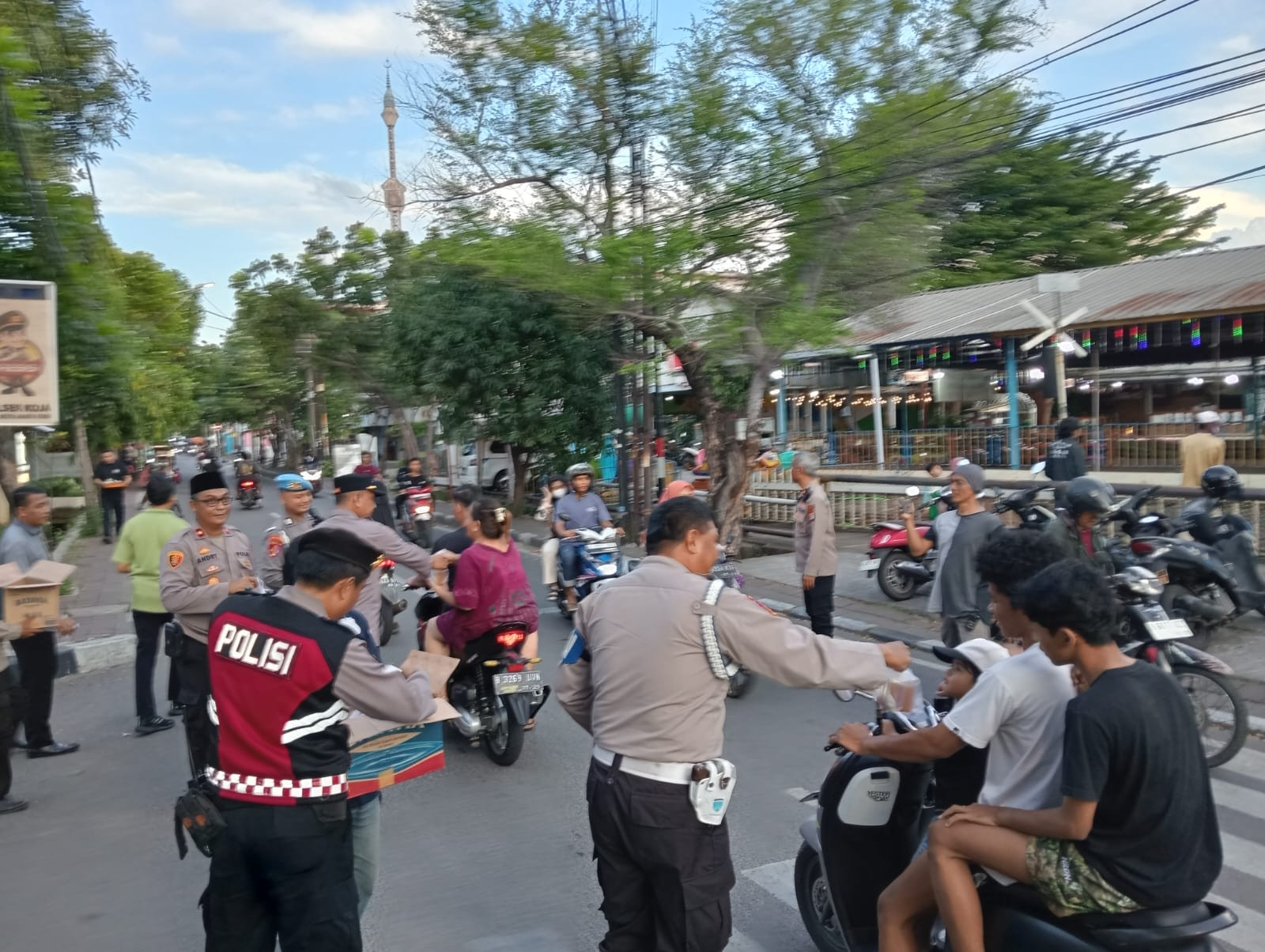 Polsek Koja Bagikan Takjil Keliling untuk Warga, Wujud Kepedulian di Bulan Suci Ramadhan