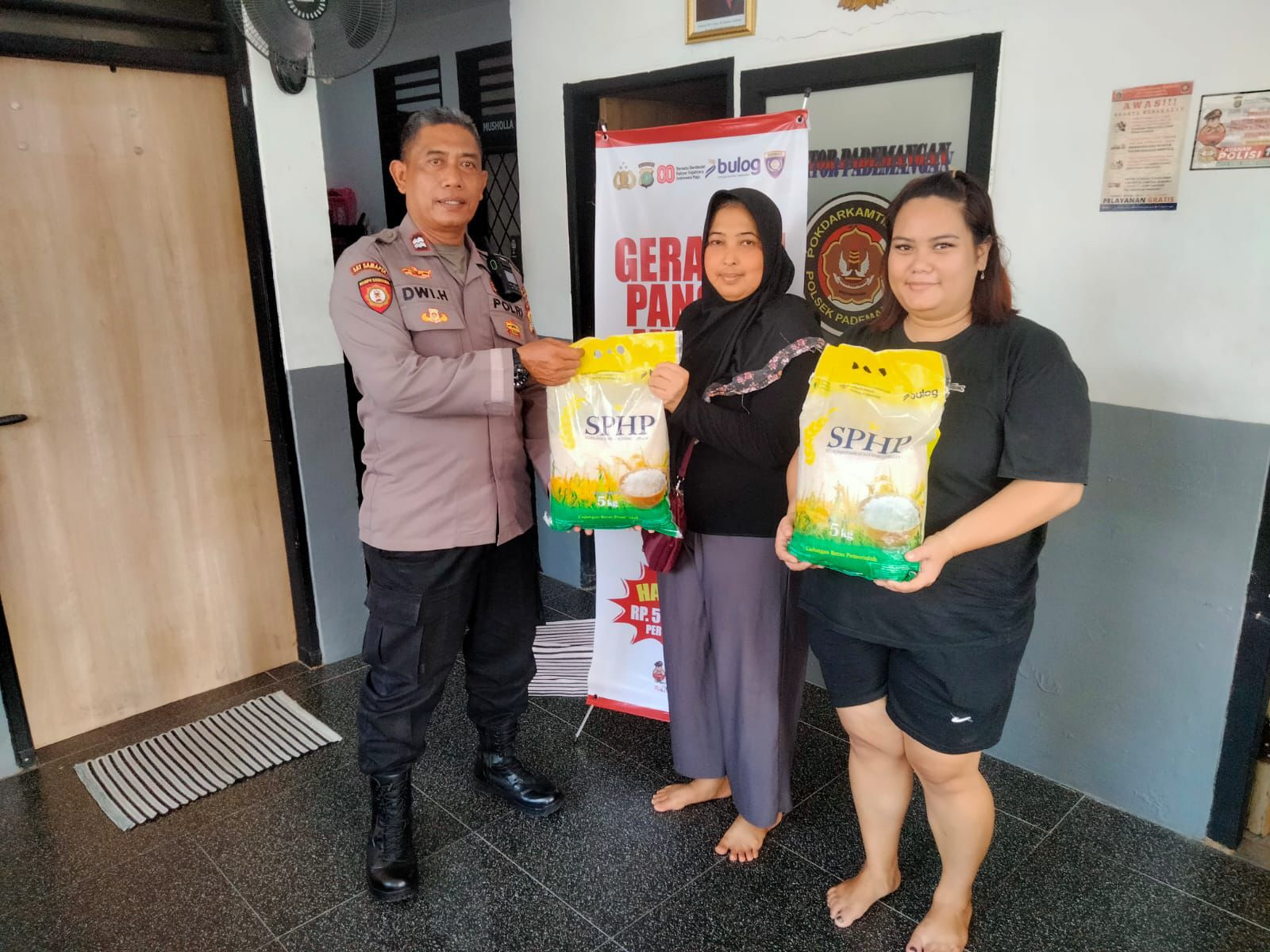 Polsek Pademangan dan Bulog Gelar Gerakan Pangan Murah, Warga Antusias Beli Beras SPHP