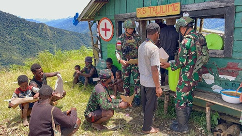 Jalin Keakraban, Satgas Yonif 715/Mtl Bangun Komunikasi Sosial Lewat Makan Bersama Dengan Masyarakat