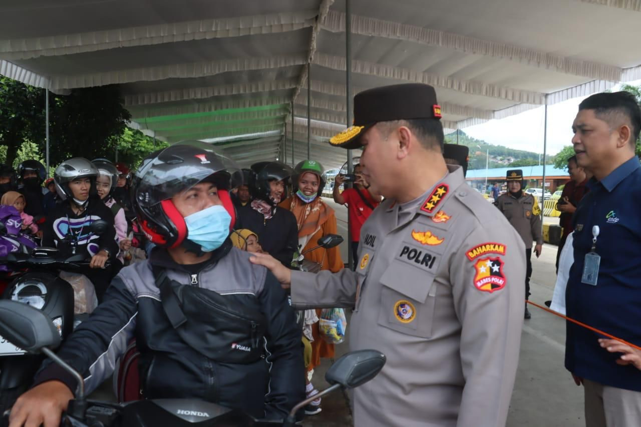 Kabaharkam Polri Sambangi Pemudik di Bakauheni, Imbau Waspada di Perjalanan