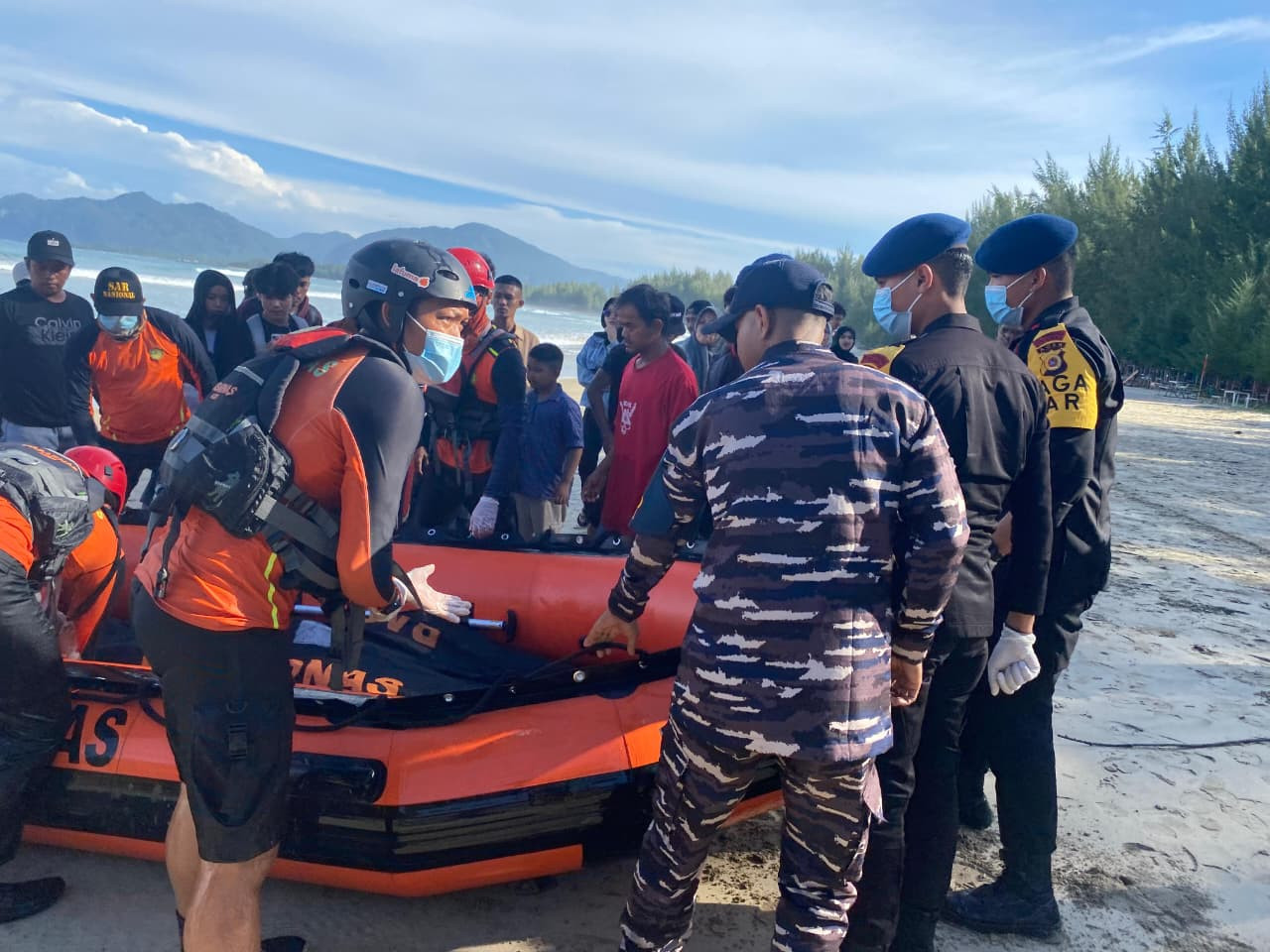 Posal Lhoknga Bersama Tim SAR Gabungan Berhasil Temukan Korban Tenggelam di Pantai Lhoknga Kabupaten Aceh Besar