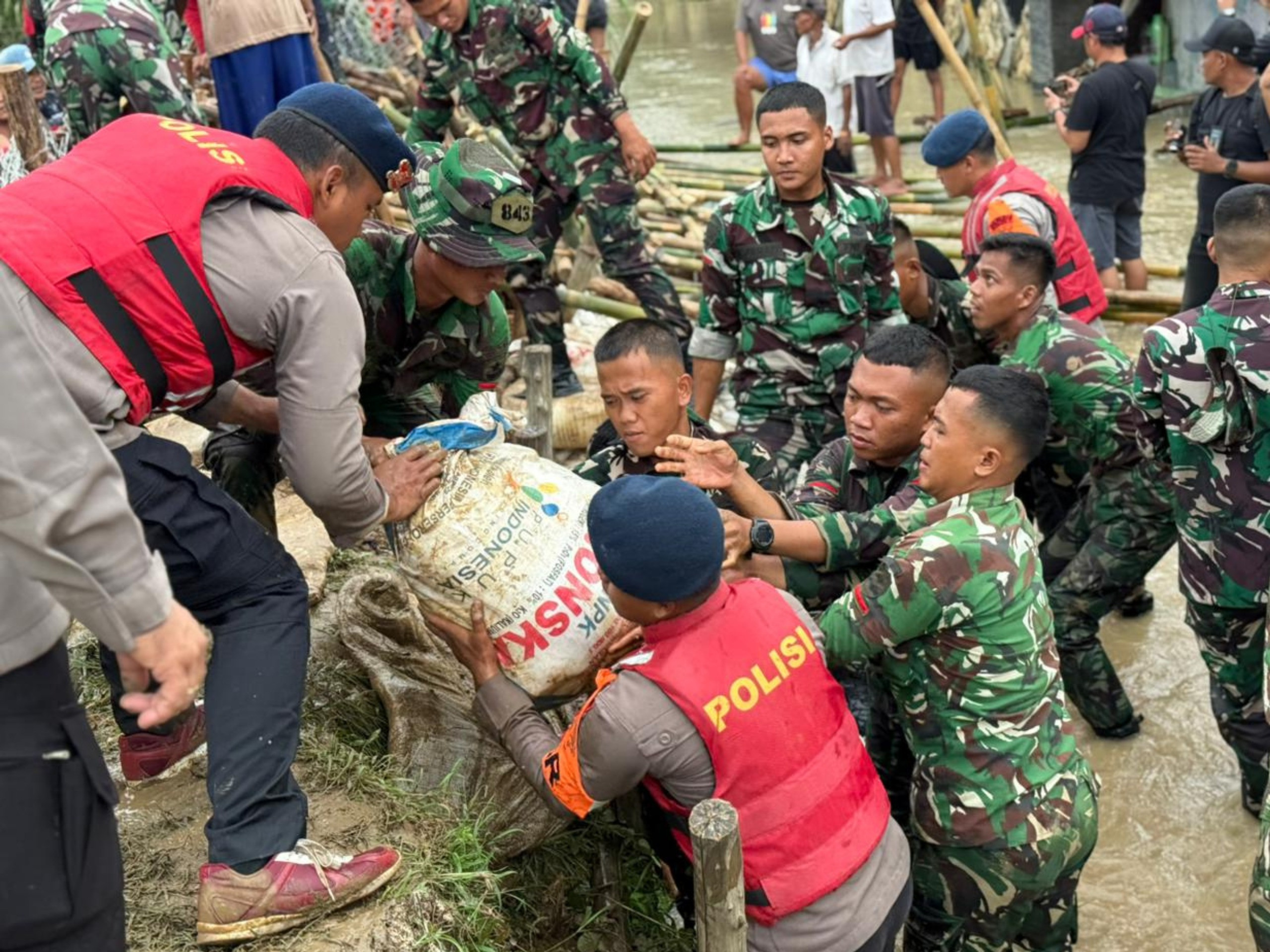 Brimob Polda Metro Jaya Gerak Cepat Perbaiki Tanggul Jebol Muara Gembong