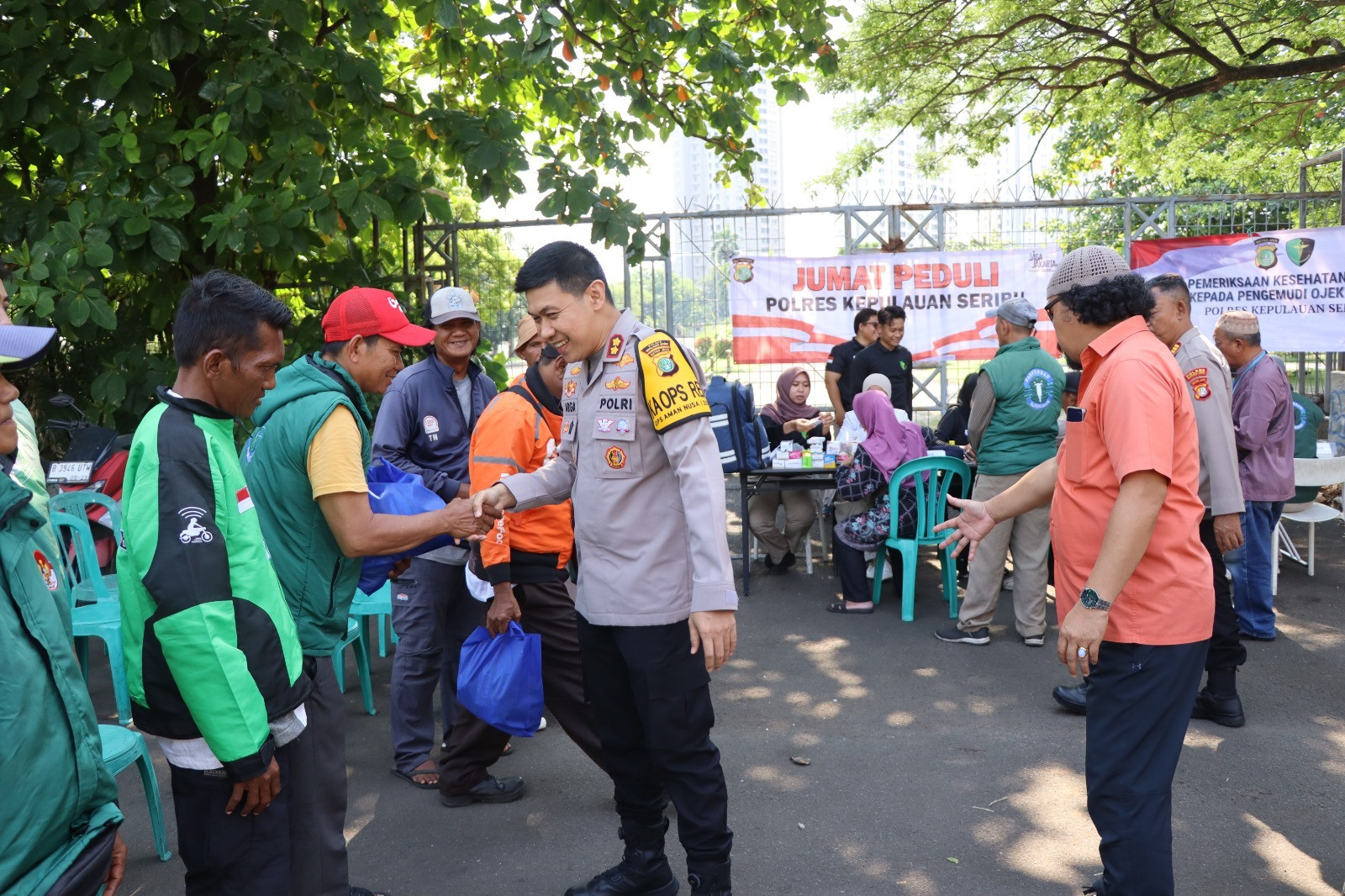 Jumat Peduli, Polres Kepulauan Seribu Bagi Sembako dan Cek Kesehatan Gratis untuk Ojol di Ancol