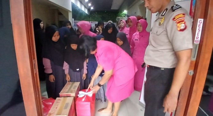 Bhayangkari Ranting Duren Sawit Santuni Anak Yatim di Yayasan Rumah Yatim
