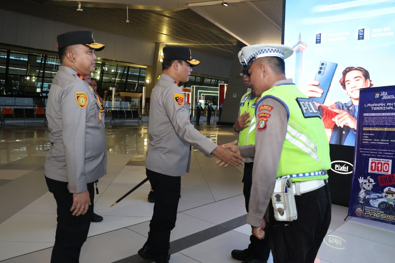 Kapolda Metro Jaya Cek Kesiapan Pengamanan Nataru di Bandara Soekarno-Hatta, Layanan Antar-Terminal Disiagakan