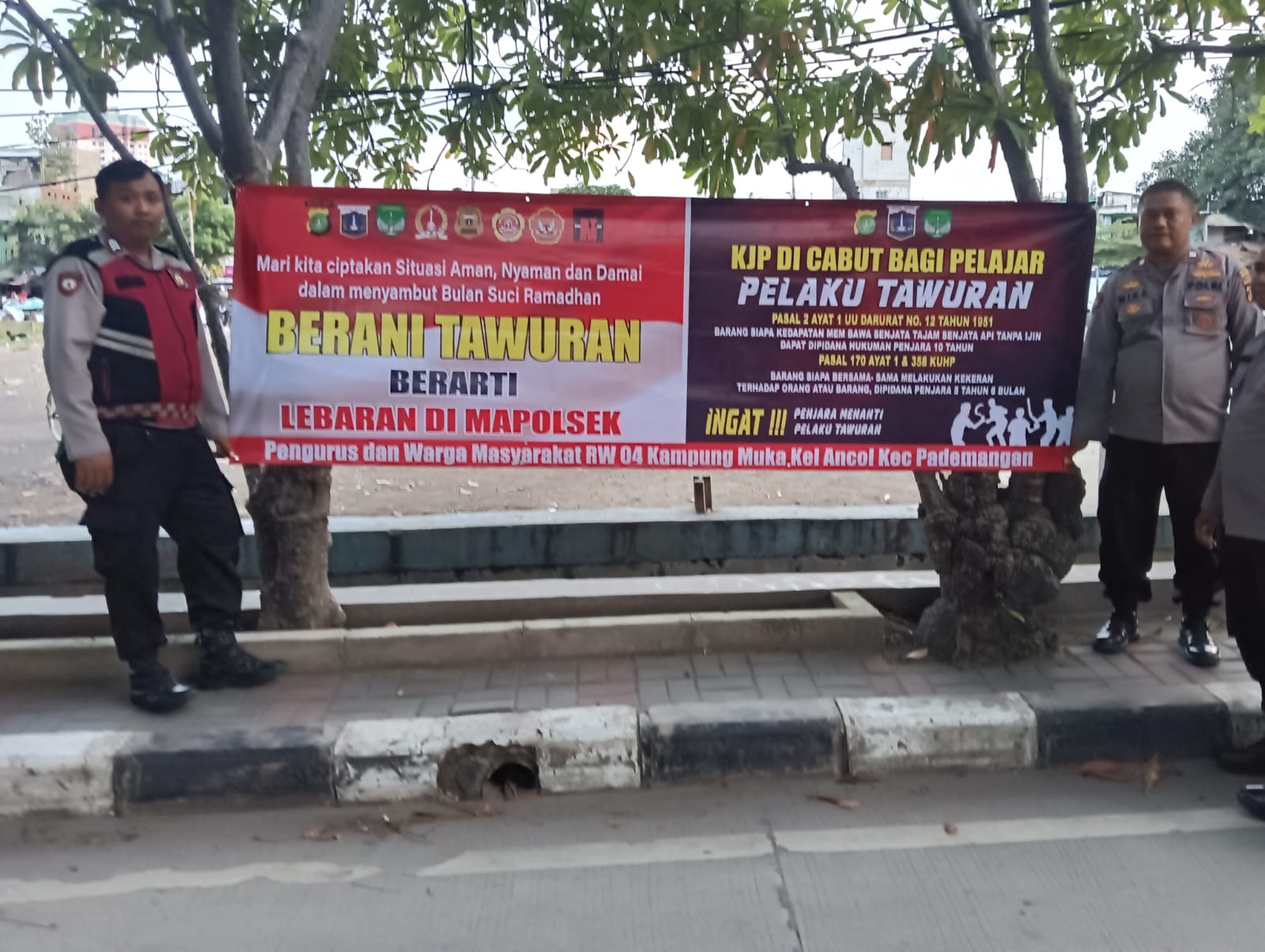 Polsek Pademangan Pasang Spanduk Himbauan Cegah Tawuran di Kampung Muka