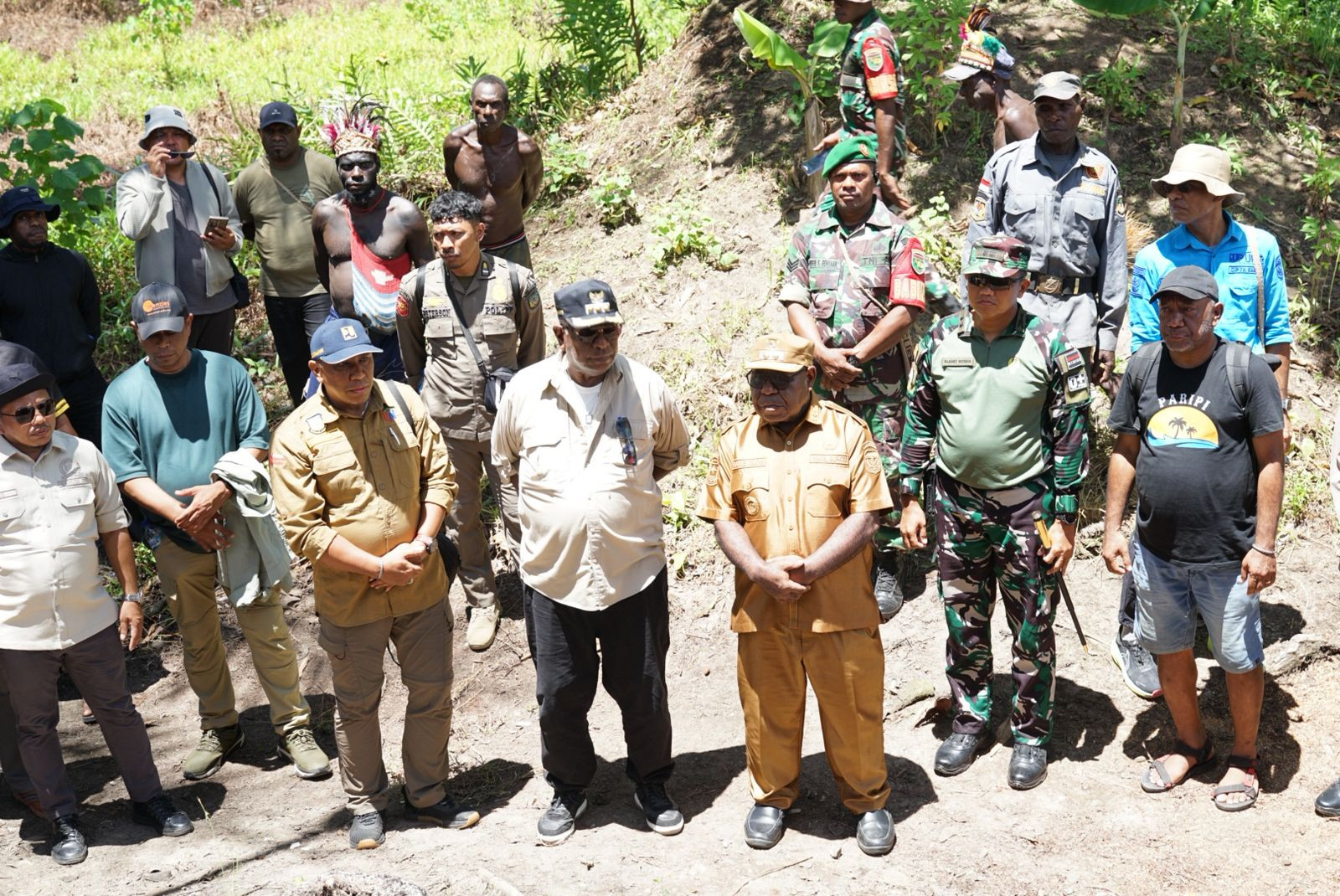 Hari Terakhir Kunker, Dandim 1710/Mimika Dampingi Bupati Tinjau Fasilitas Umum dan Serap Aspirasi Masyarakat di Distrik Amar