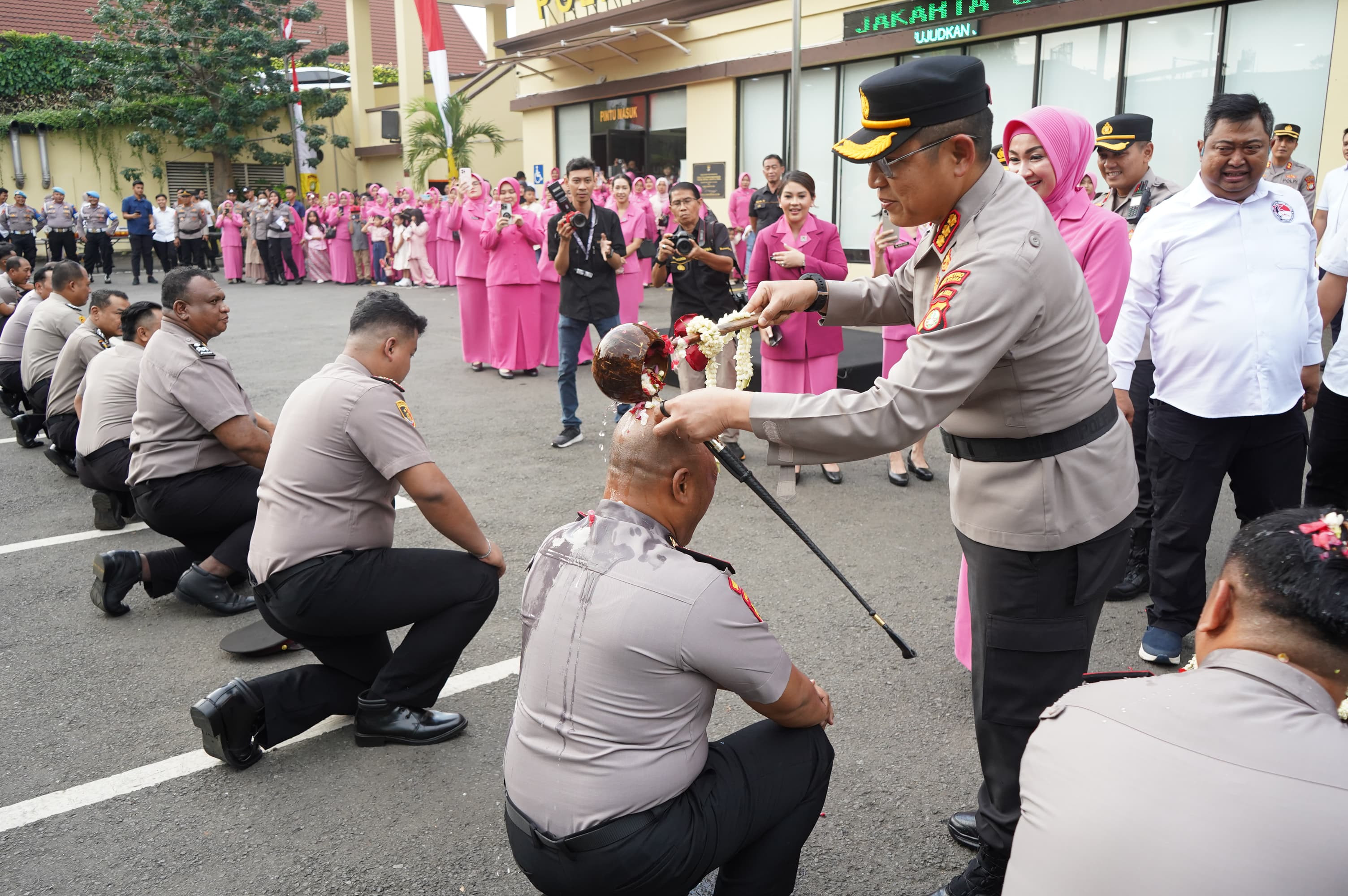 57 Personel Polres Metro Jakarta Utara Naik Pangkat, Kapolres: “Jadikan Motivasi Tingkatkan Kinerja dan Pelayanan”