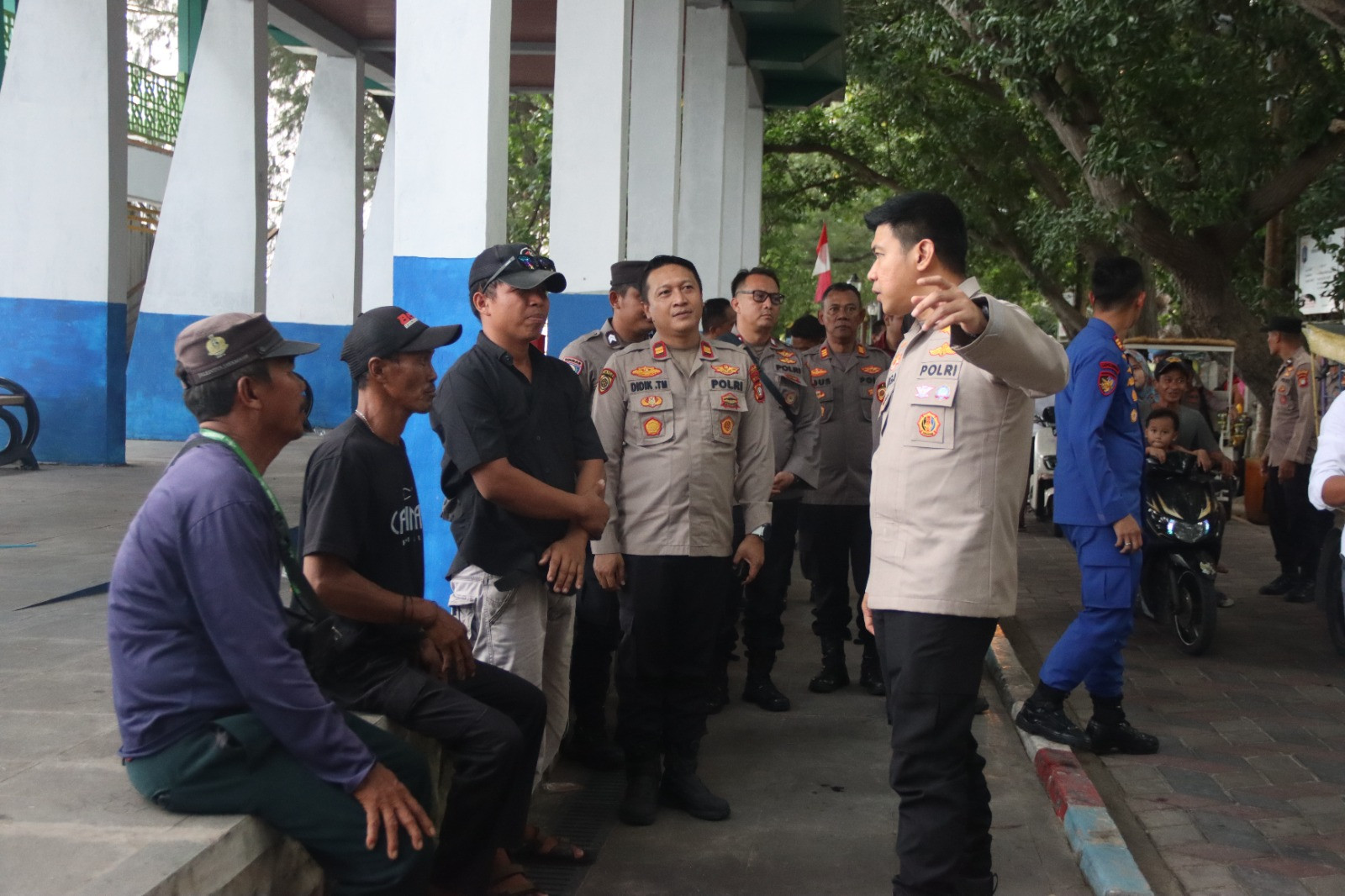 Kapolres Kepulauan Seribu Sambangi Nelayan & Pengemudi Bentor di Pulau Tidung, Titip Pesan Jaga Jakarta