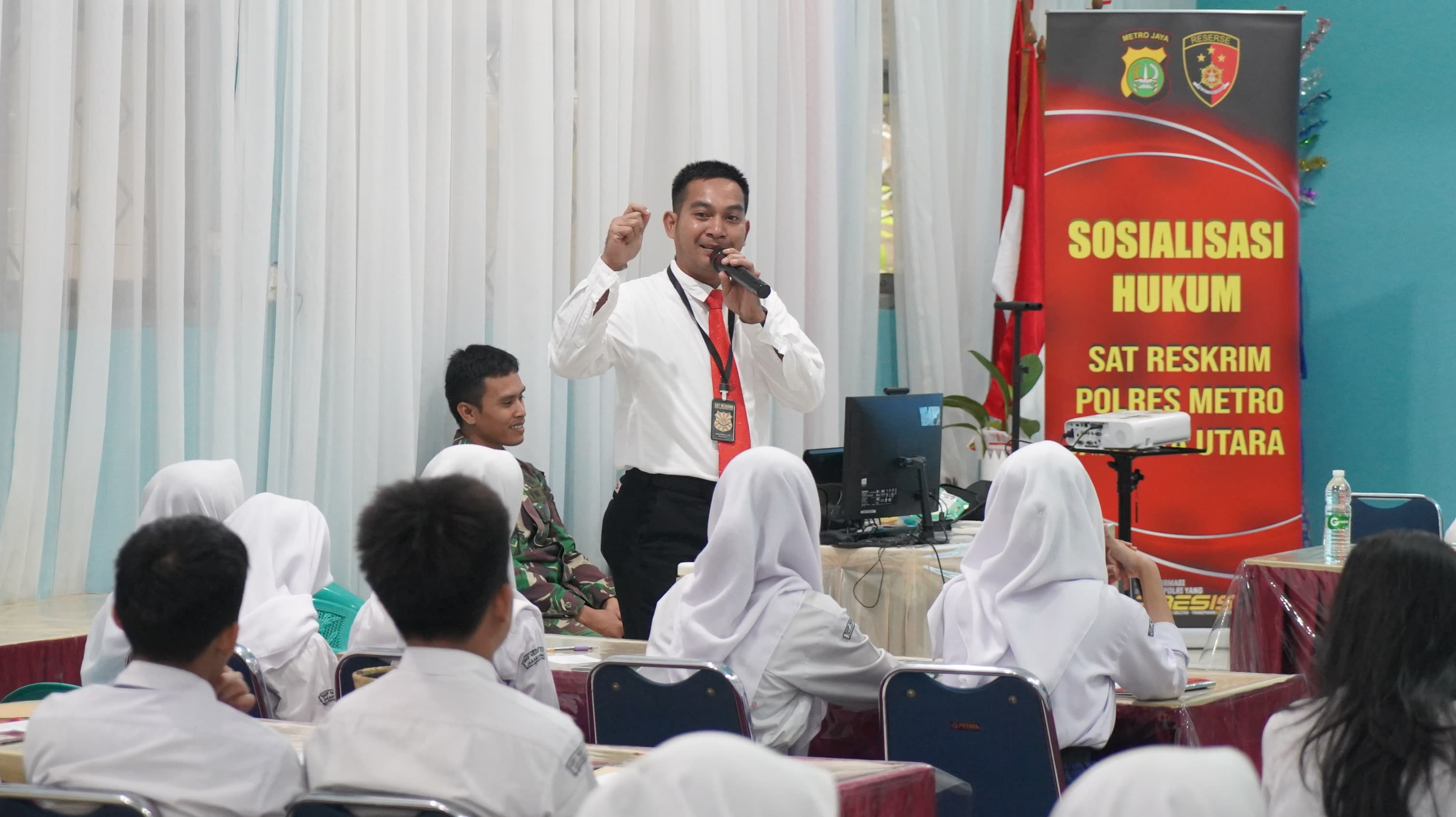 POLRES METRO JAKARTA UTARA GELAR PENYULUHAN HUKUM DI SMPN 53 KALIBARU: TEKAN AKSI BULLYING DI KALANGAN PELAJAR