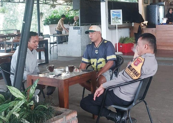 Bhabinkamtibmas Wilayah Hukum Polsek Cijeruk Polres Bogor Giat Cooling System Patroli Sambang Ajak Jaga Kondusifitas Cegah Gangguan Kamtibmas