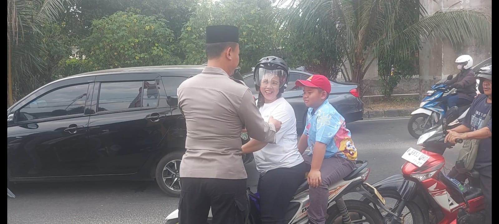 Polsek Kelapa Gading Bagikan 50 Nasi Kotak kepada Ojol dan Warga dalam Program Jumat Peduli