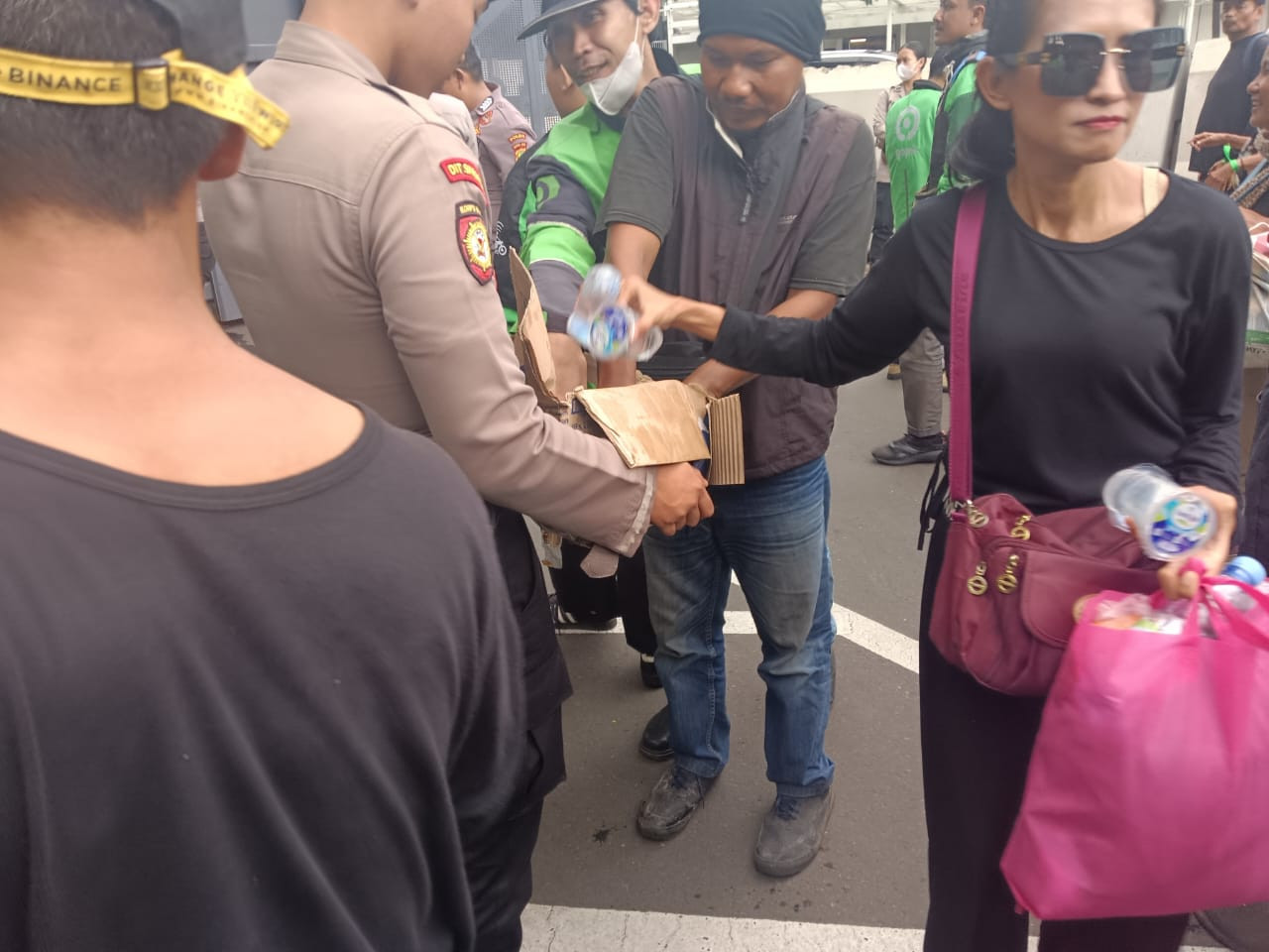 Polisi Bagikan Air Mineral dan Snack pada Pelayanan Unjuk Rasa Ojol