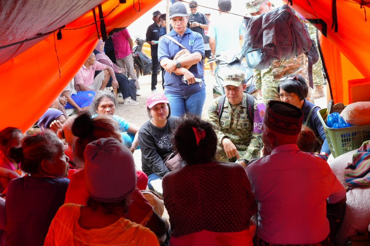 Puspsi TNI Berikan Trauma Healing bagi Anak Penyintas Gempa Bumi NTT