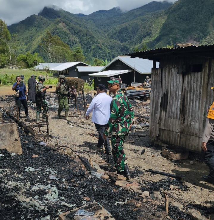 Dandim 1715/Yahukimo Bersama Forkopimda Yahukimo Berikan Bantuan Pangan dan Dukungan Moril ke Distrik Anggruk Pasca Serangan OPM