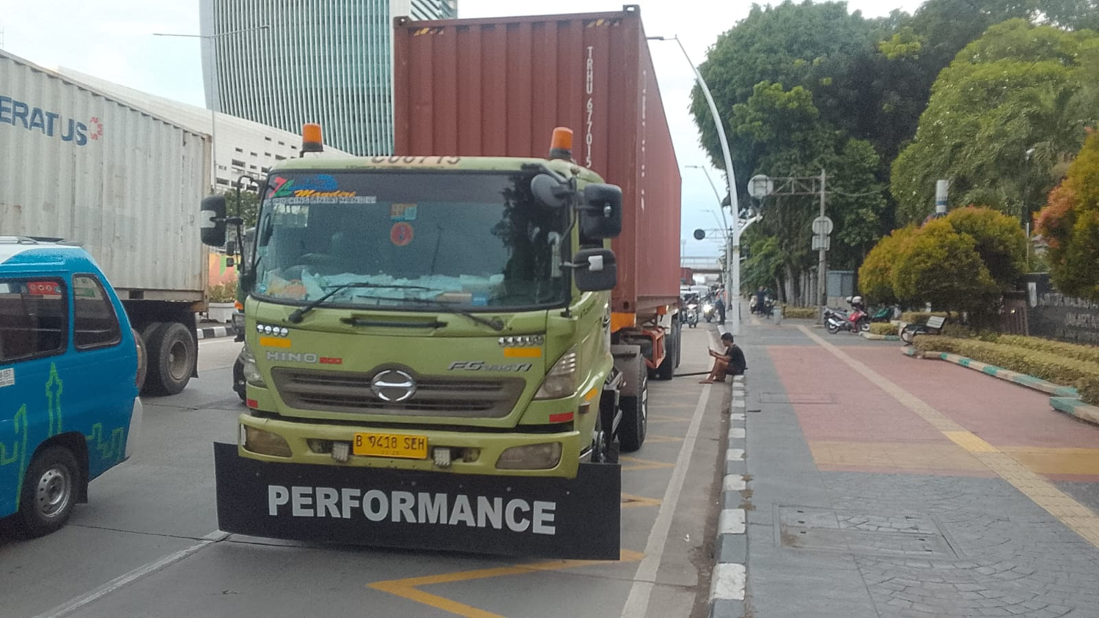 Dishub Jakarta Utara Tangani Trailer Mogok di Jalan Yos Sudarso