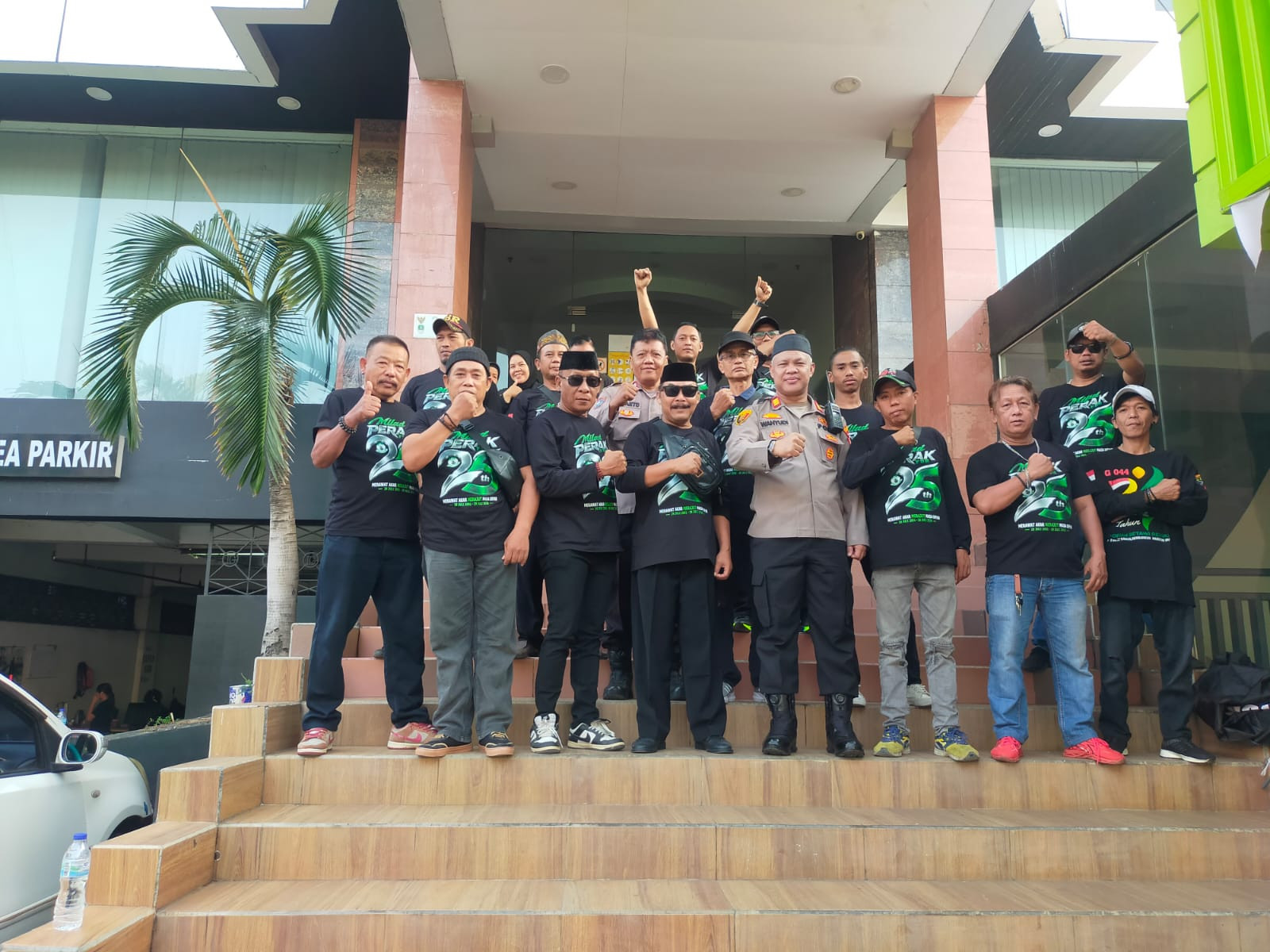 Kapolsek Bekasi Barat Berikan Pelayanan Giat Masyarakat Keberangkatan Massa FBR Menuju Perayaan Milad FBR Ke-25 di Jakarta