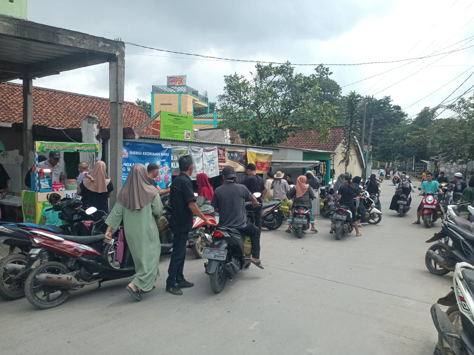 Cooling Sistem Monitoring, Ratusan Warga Desa Karang Tengah Antri Gas LPG 3 Kilogram