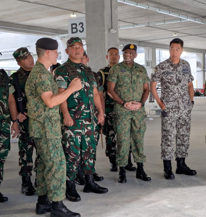 Berjasa Tingkatkan Kerja Sama Militer, Kasad Terima Medali Kehormatan dari Singapura