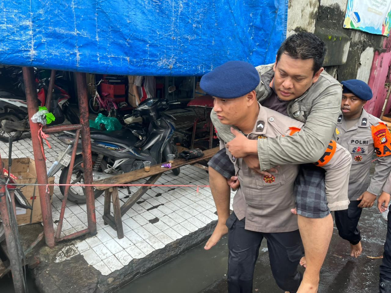 Evakuasi Warga Terdampak Banjir, Brimob Gendong Warga Yang Sakit