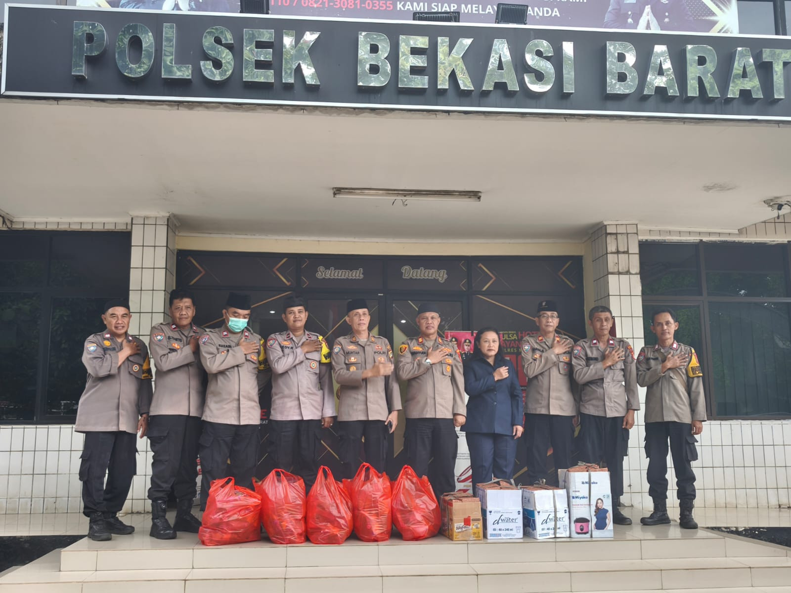 Polsek Bekasi Barat dan Anggota DPRD Kota Bekasi Berbagi Takjil Berkah Ramadhan