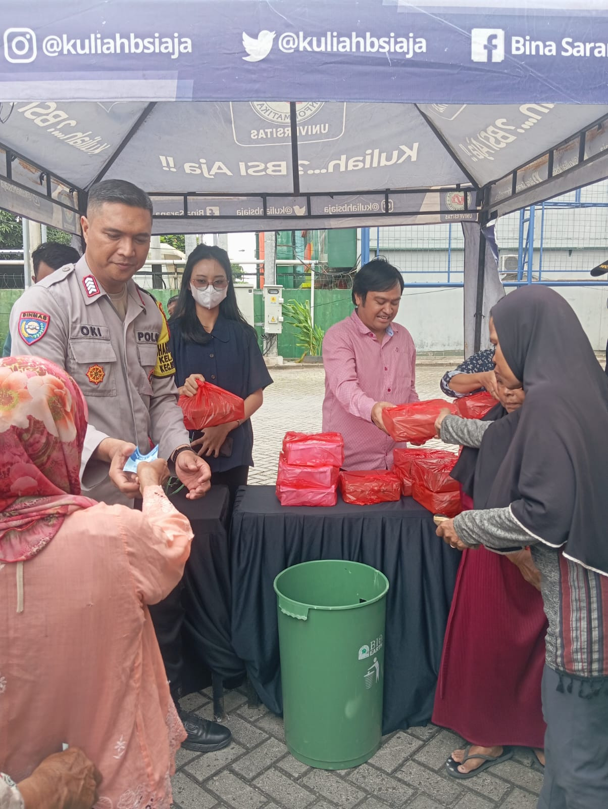 Bhabinkamtibmas Kelurahan Perwira Bersama UBSI Bagikan Nasi Box dan Takjil, Raih Pahala di Bulan Ramadan