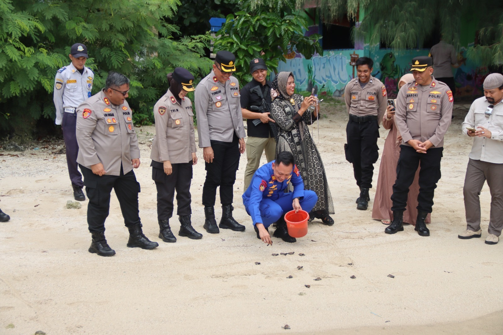 Kapolres Kepulauan Seribu Lepas Penyu Sisik di Pulau Sabira, Wujud Kepedulian Terhadap Ekosistem Laut