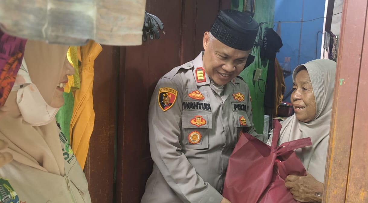 Jumat Berkah Polsek Bekasi Barat, Lansia dan Warga Sakit Terima Bantuan Sembako