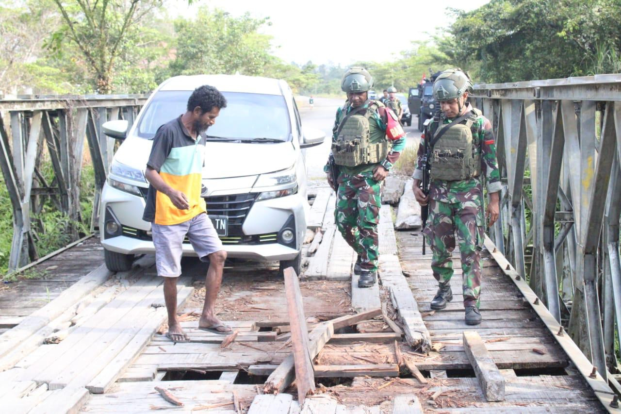 Sinergi TNI-Polri dan Masyarakat Perbaiki Jembatan Poros Lokpon-Dekai Sambut HUT ke-81 TNI