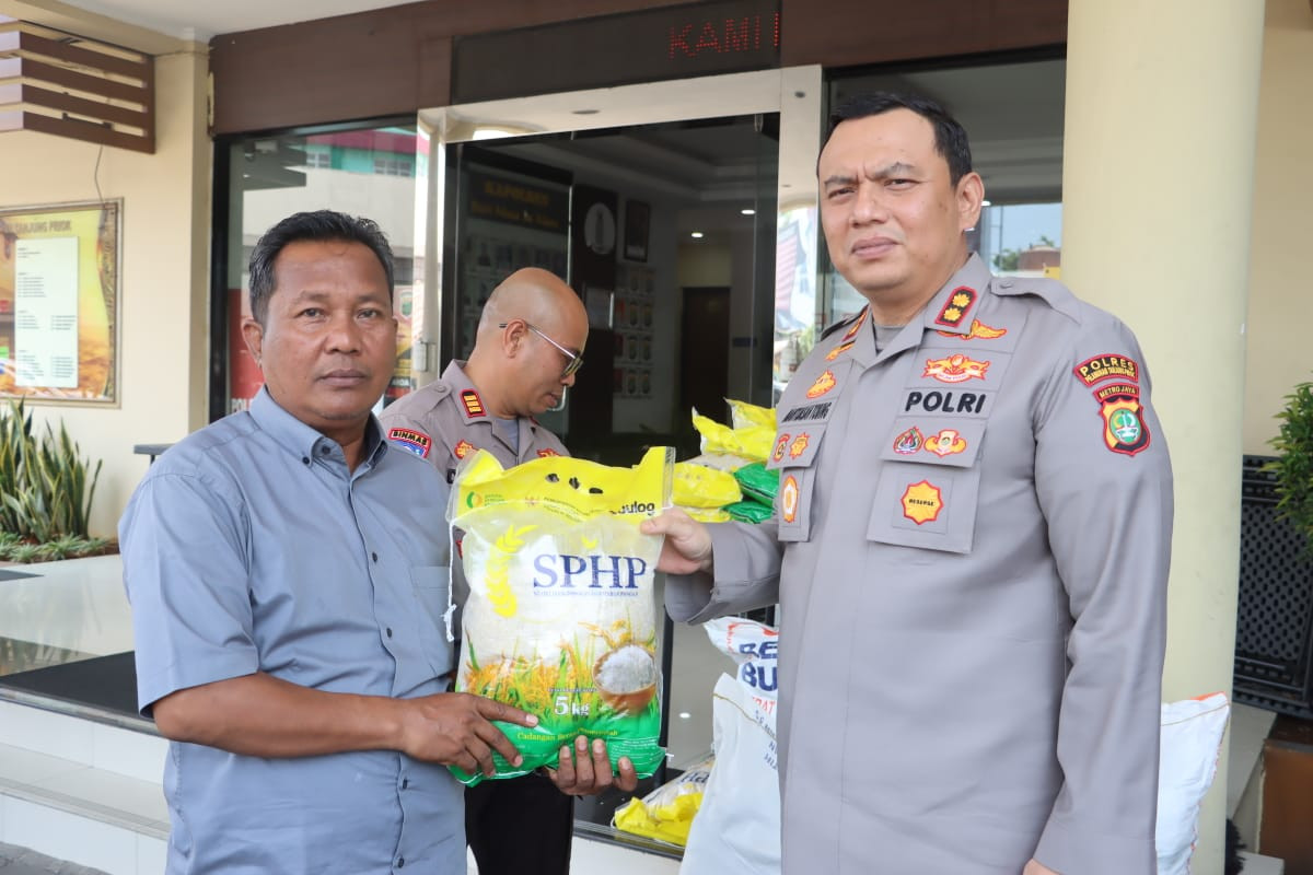 Bakti Sosial Polres Priok berikan bantuan kepada Buruh Tenaga  Kerja Bongkar Muat Pelabuhan