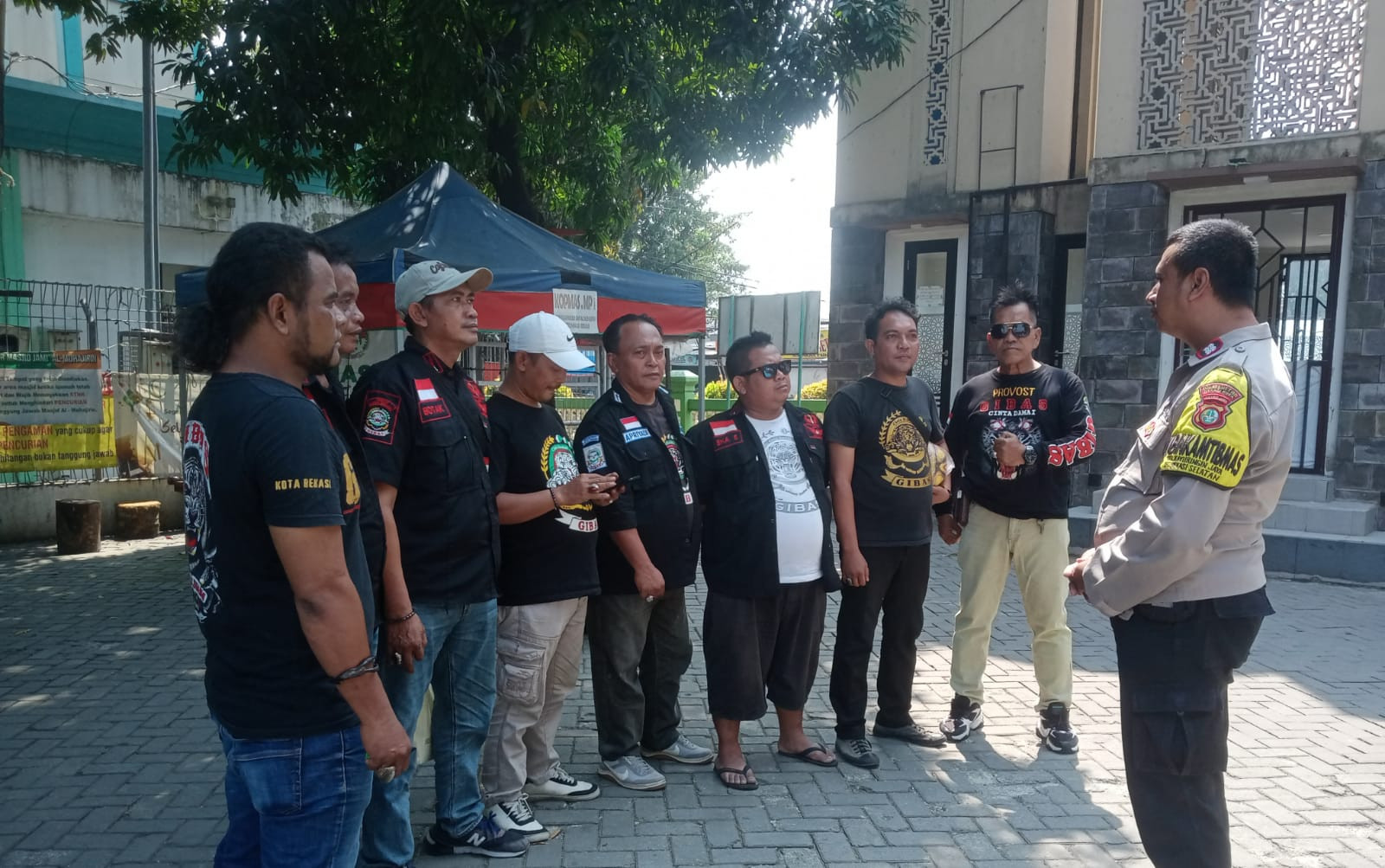 Bhabinkamtibmas Kayuringin Jaya Gelar Patroli Sambang, Ajak Ormas Gibas Jaga Kondusifitas Kamtibmas