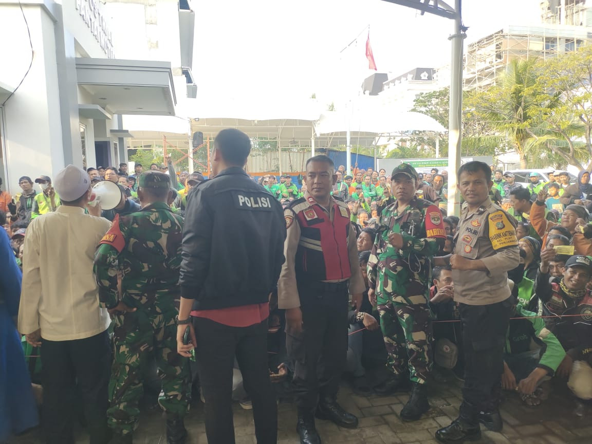 Jum’at Berkah & Jum’at Peduli, Polsek Metro Penjaringan Bekerja Sama dengan DKM Masjid Al-Qohhar Bagikan Sembako untuk Ojol