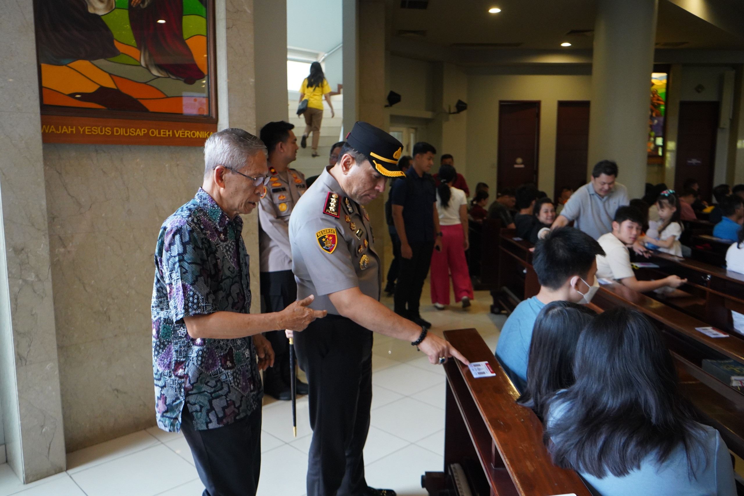 Kapolres Metro Jakarta Utara Sambangi Gereja St. Yakobus di Kelapa Gading, Perkuat Toleransi dan Keamanan Wilayah
