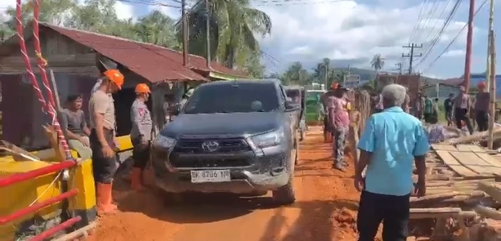 Polri Gerak Cepat Perbaiki Jembatan Pandan, Akses Utama Warga Tapteng Ditargetkan Segera Pulih