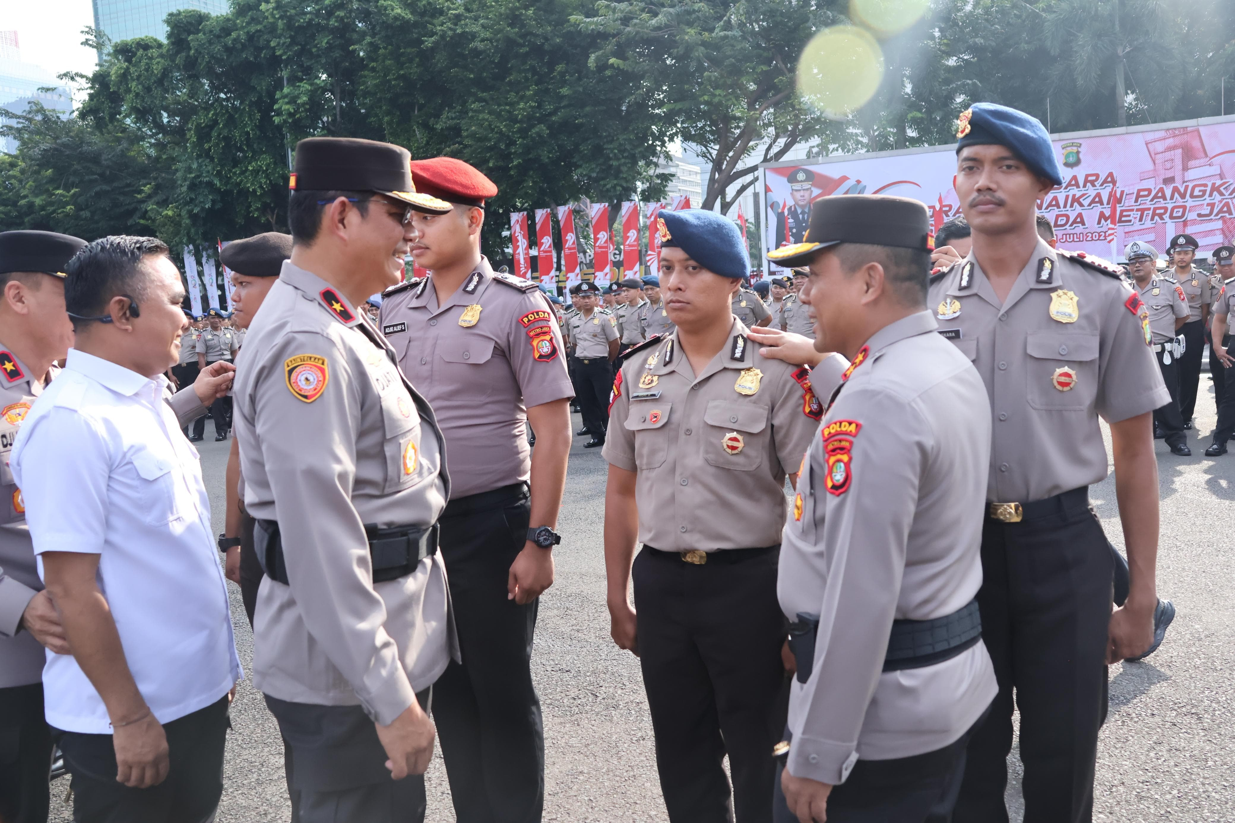 Kapolda Metro Jaya Pimpin Upacara Kenaikan Pangkat 886 Personel, 12 Diantaranya Terima Kenaikan Pangkat Pengabdian