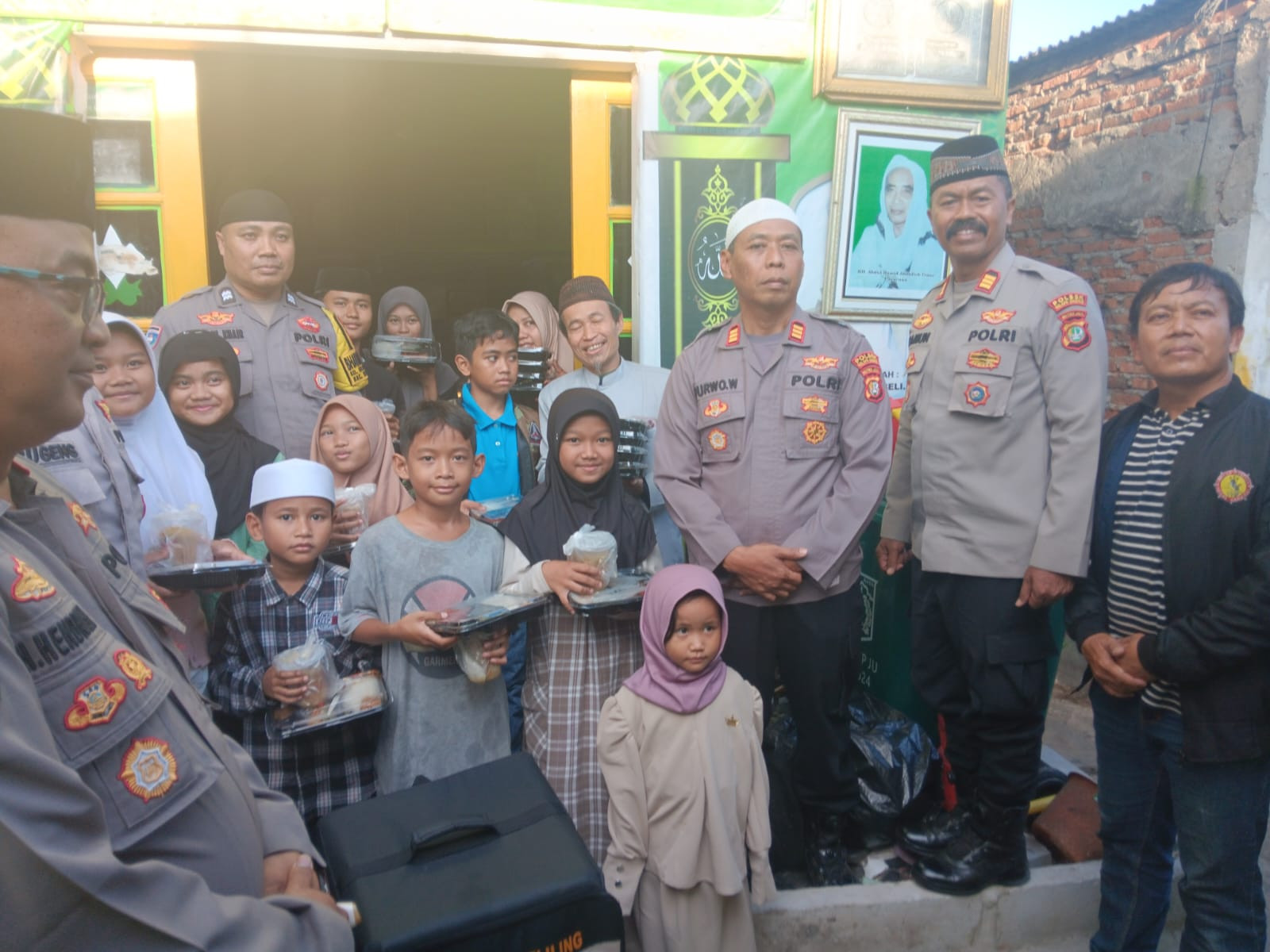 Polsek Kelapa Gading Bagikan Takjil untuk Warga dan Anak Yatim Piatu di Bulan Ramadhan