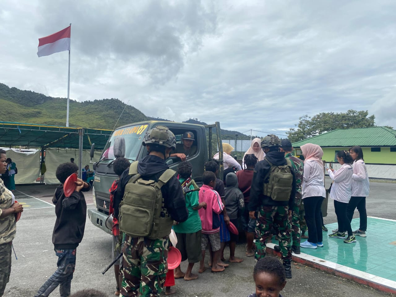 Satgas Pamtas RI-PNG Kewilayahan Yonif 112/DJ Bersama Kodim 1714 Puncak Jaya Membagikan Logistik dan Pengobatan Kepada Pengungsi