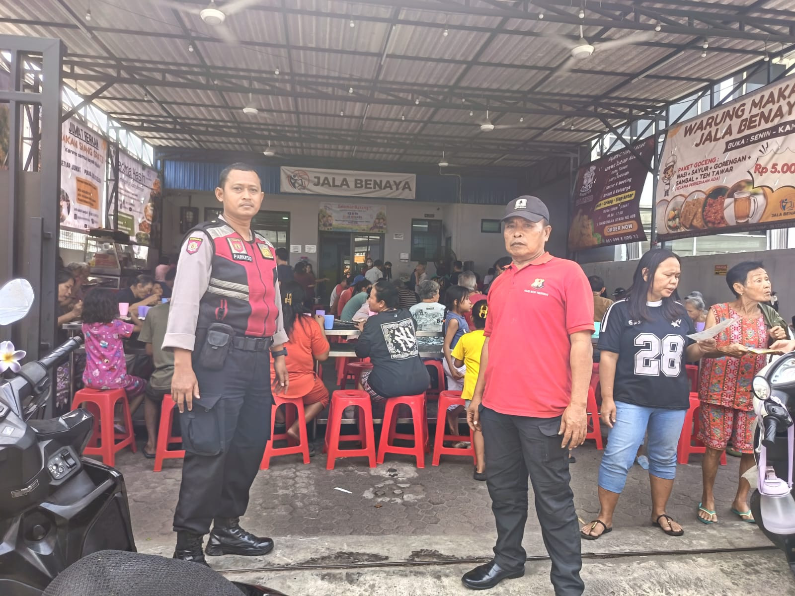 Polsek Metro Penjaringan Gelar Jumat Peduli, Bagikan Makanan Gratis dan Sampaikan Pesan Kamtibmas