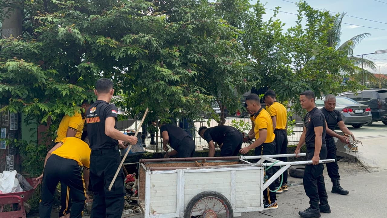 Brimob Polda Metro Jaya Gelar Bakti Sosial Kebersihan di Masjid Jami Nurul Jannah Hegarmukti
