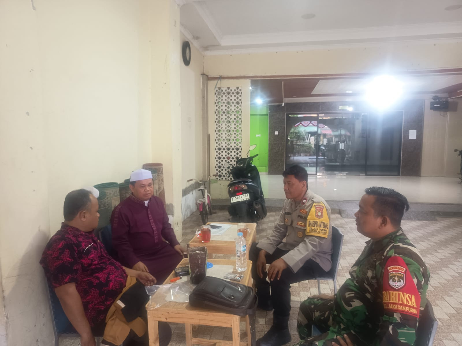 Sinergitas TNI–Polri, Bhabinkamtibmas dan Babinsa Sambangi Tokoh Masyarakat di Jakasampurna