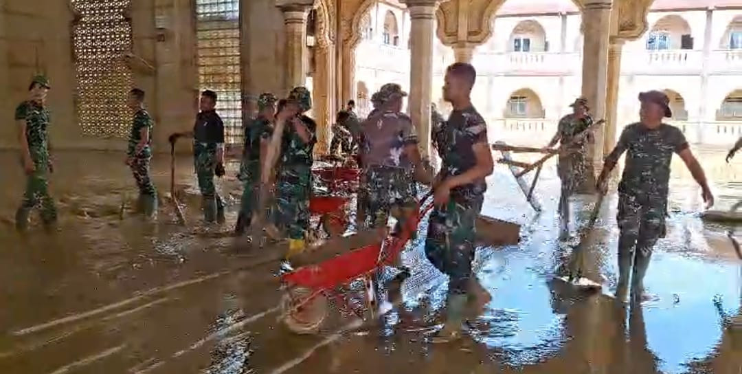 Masjid Kembali Bersih, Ibadah Kembali Khusyuk: Aksi Cepat Satgas Gulbencal Kodam IM di Aceh Tamiang