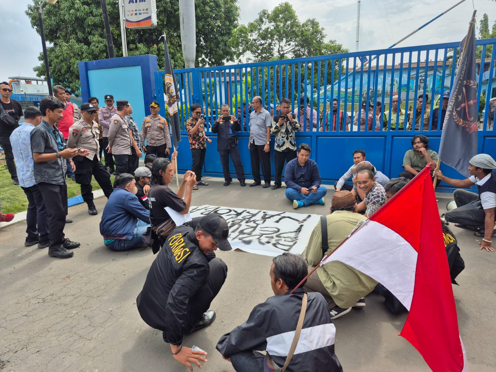 Polsek Bekasi Utara Amankan Aksi Unjuk Rasa FORMASI di Depan Kantor PDAM Tirta Patriot