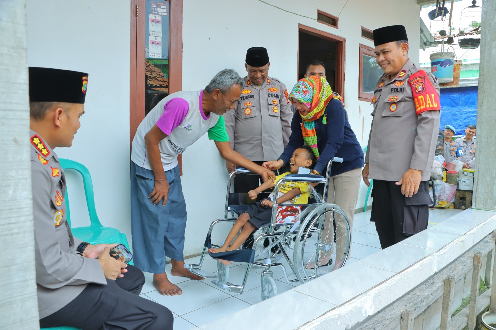 Polisi Beri Bantuan Kursi Roda bagi Lansia-Penderita Celebral Palsy di Bekasi