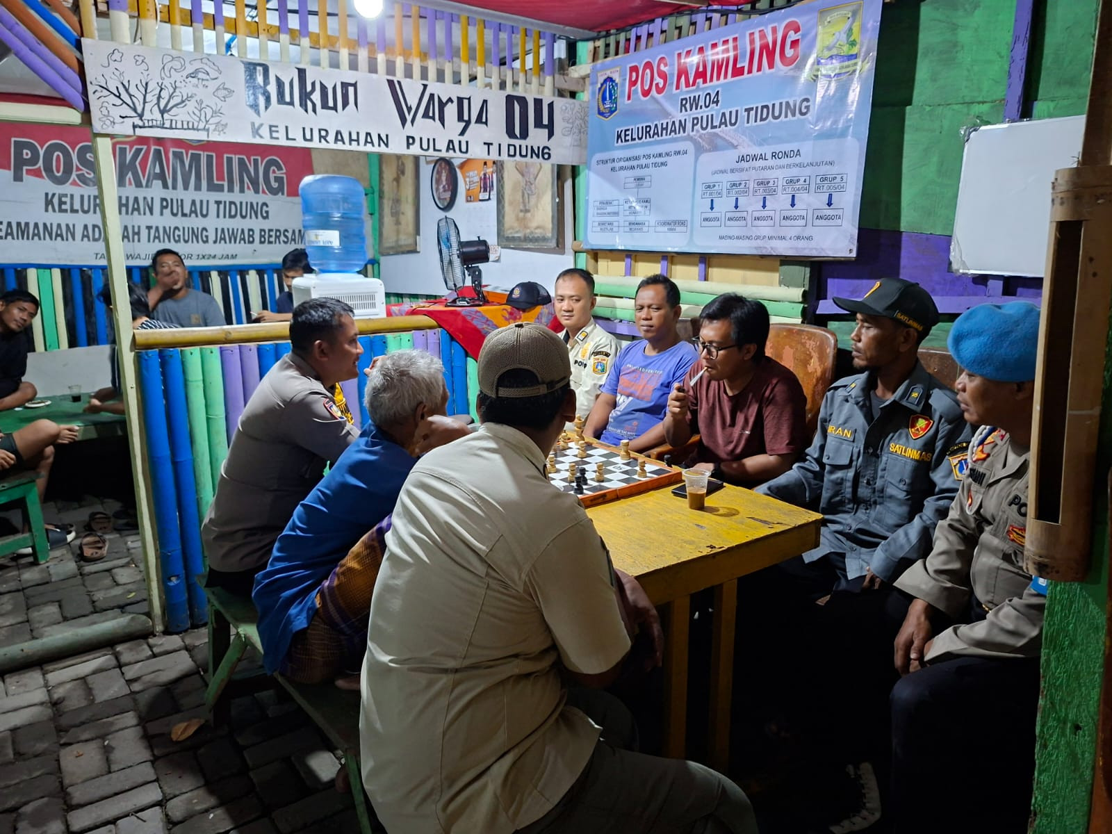 Malam Penuh Kepedulian, Polsek Kepulauan Seribu Selatan Gelar Pembinaan Pos Kamling Demi Keamanan Pulau