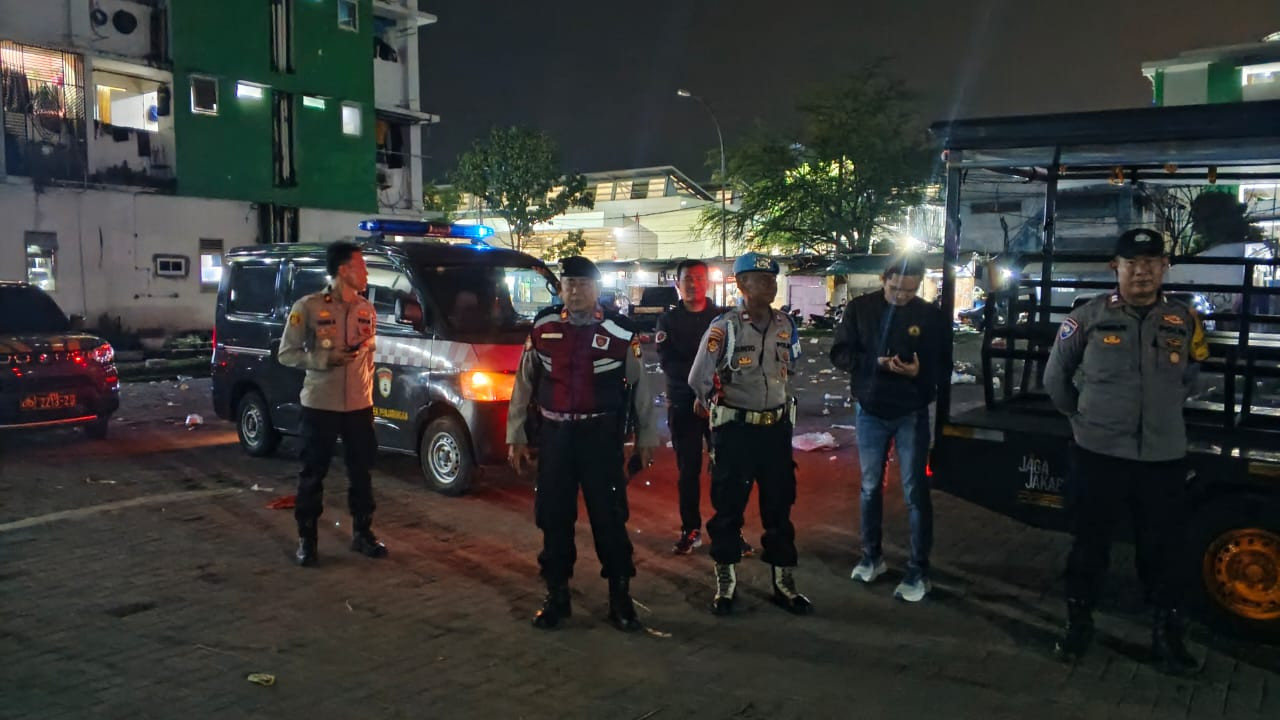 JAGA JAKARTA, JAGA LINGKUNGAN: Patroli KRYD Polsek Metro Penjaringan Sita Miras dan Amankan 9 Kendaraan Tanpa Surat