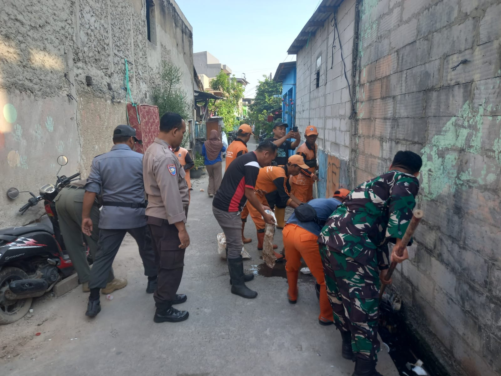 JAGA JAKARTA+, Polisi Bersama Warga Kerja Bakti, Perkuat Kebersihan Lingkungan dan Kamtibmas di Kamal Muara