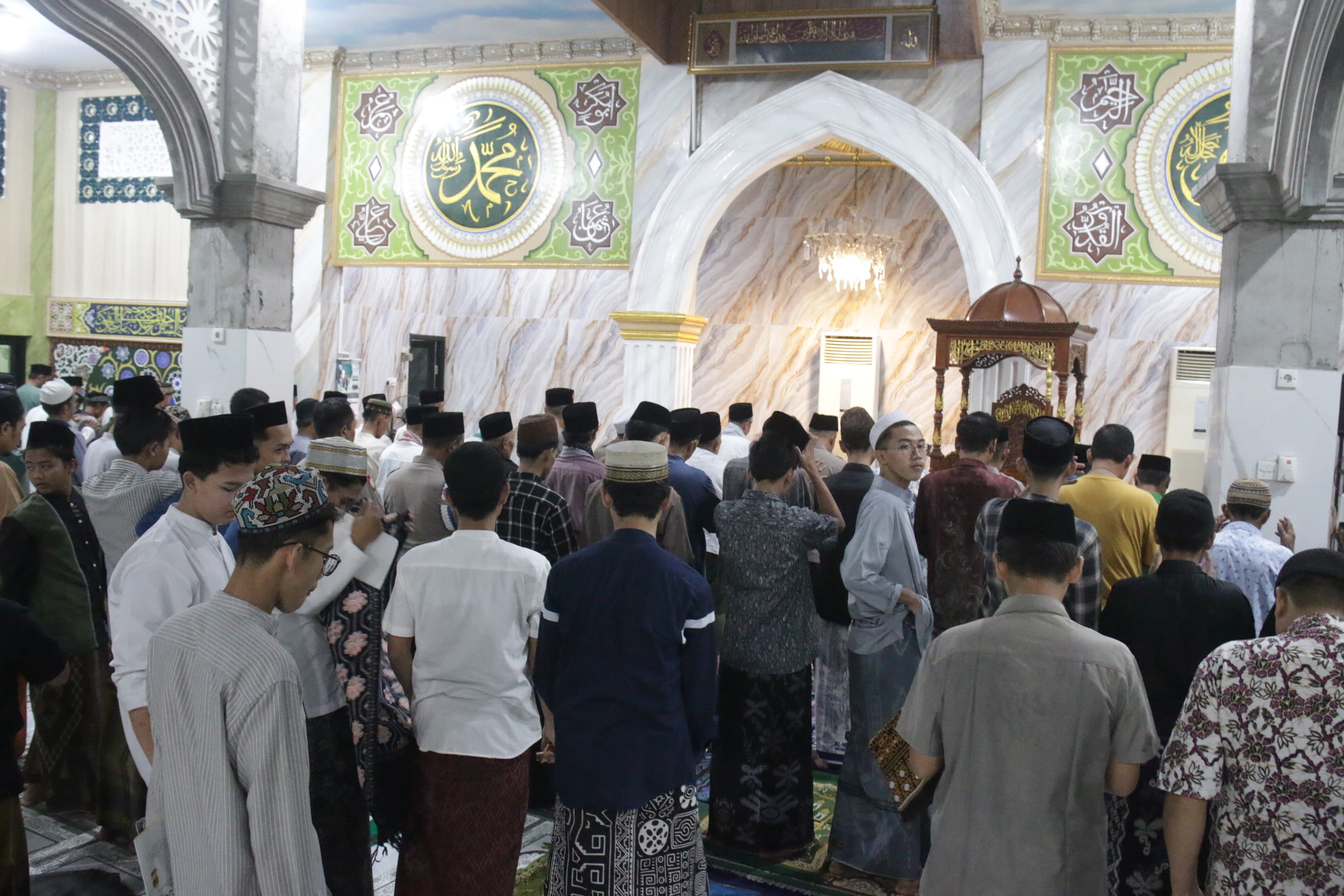 Kapolres Metro Jakarta Utara Pimpin Sholat Tarawih, Sosialisasikan Hotline 110 untuk Mudik Aman dan Nyaman