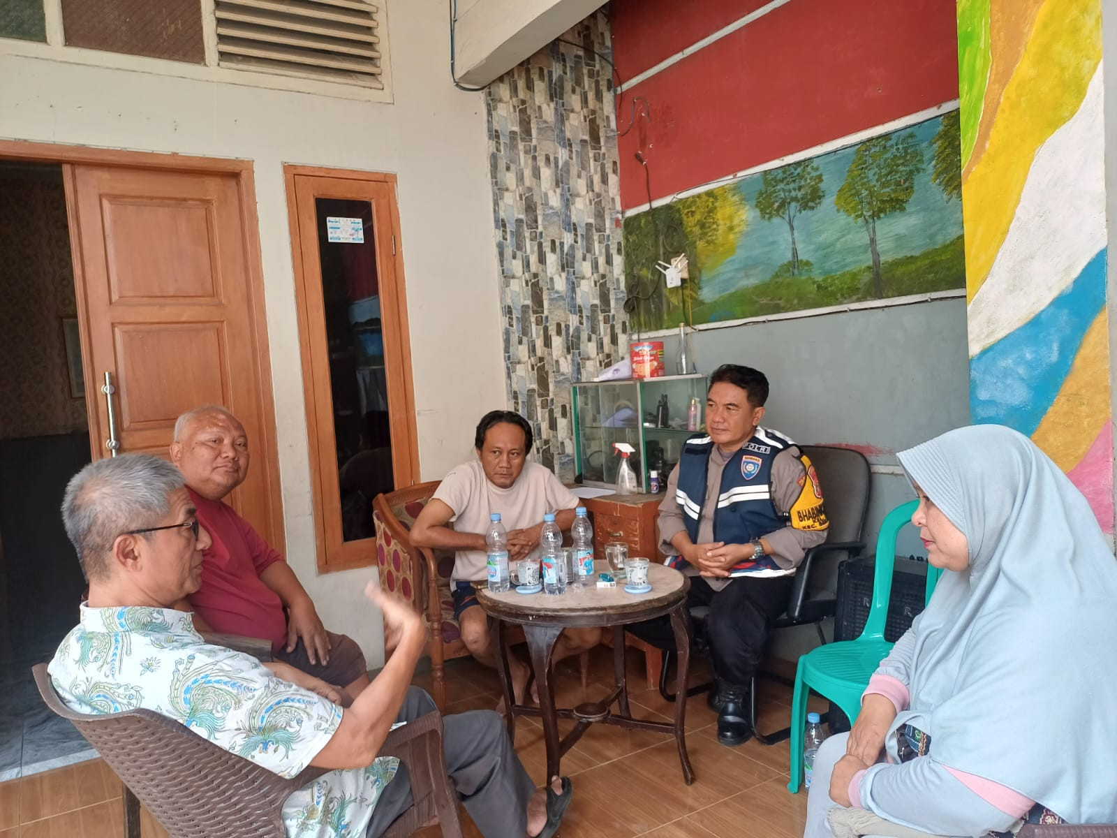 Bhabinkamtibmas Kranji dalam Rangka Cooling System, Sambangi Tokoh Masyarakat